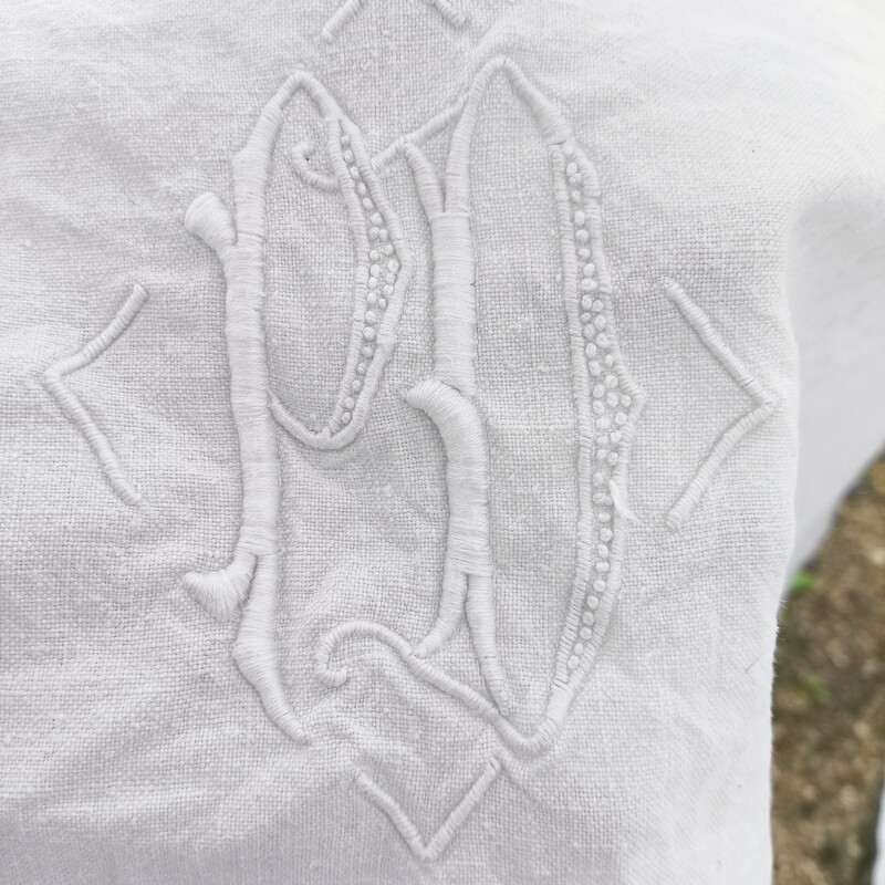 Drap simple et beau en métis blanc avec broderie monogramme P et D