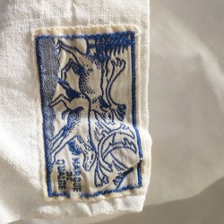 Étiquette sur drap ancien blanc en métis de lin brodé VR