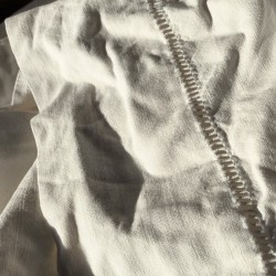 Drap ancien blanc en métis de lin brodé VR et jour échelle