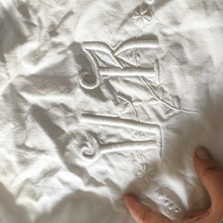 Drap ancien blanc en métis de lin brodé VR en grand