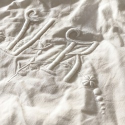 Broderie VR sur drap ancien