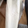 Drap ancien blanc en métis de lin brodé VR avec raccord de tissu