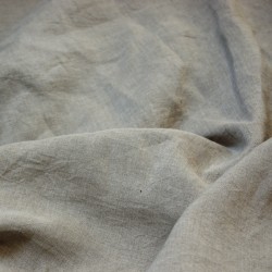 Drap-housse en pur chanvre naturel déplié sur un lit