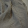 Linge de maison drap-housse en pur chanvre naturel déplié sur un lit