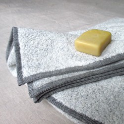 Serviette éponge en lin bouclette. Linge de bain de qualité