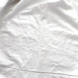 Drap blanc en métis 225 x 308 cm Brodé C et G et jour échelle