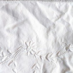 Drap blanc en métis 225 x 308 cm Broderie
