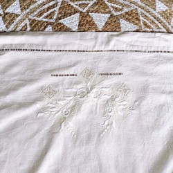 Drap plat ancien en métis écru 210 cm x 280 cm jour échelle broderie à fleurs et dentelle