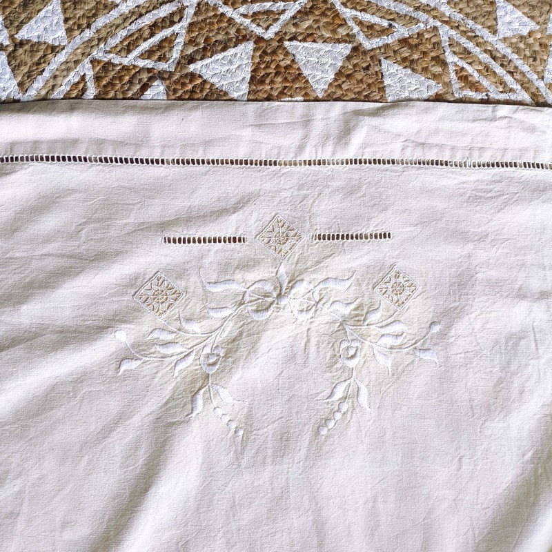 Drap plat ancien en métis écru 210 cm x 280 cm jour échelle broderie à fleurs et dentelle