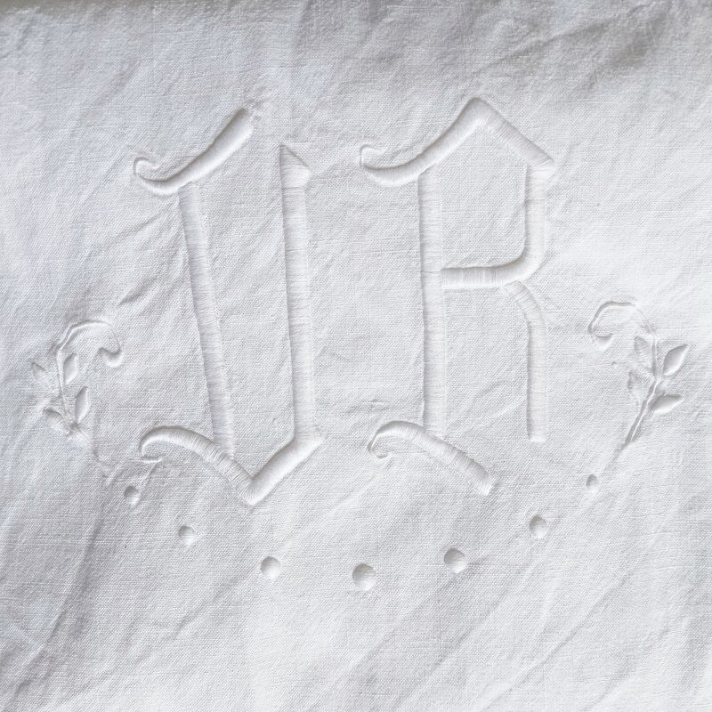 Drap blanc en métis 218 x 305 cm Brodé V et R