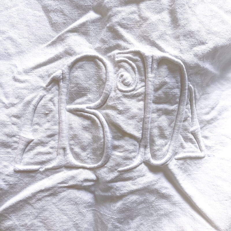 Broderie BD sur drap ancien