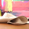 Serviette de table carrée en lin naturel dépliée