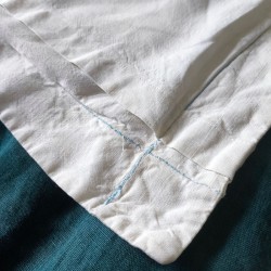 Taie d'oreiller ancienne broderie fleur bleue et liseré bleu