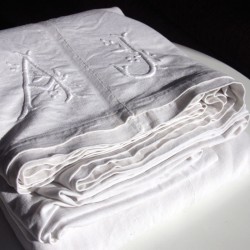 Drap plat ancien en chanvre 202 cm x 232 cm brodé AJ