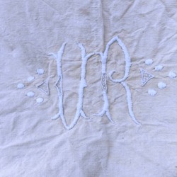 Drap plat ancien en chanvre écru 185 cm x 277 cm broderie VR