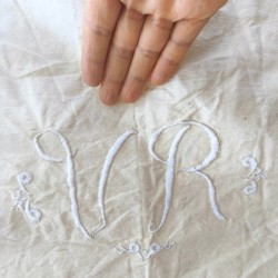Broderie monogramme VR