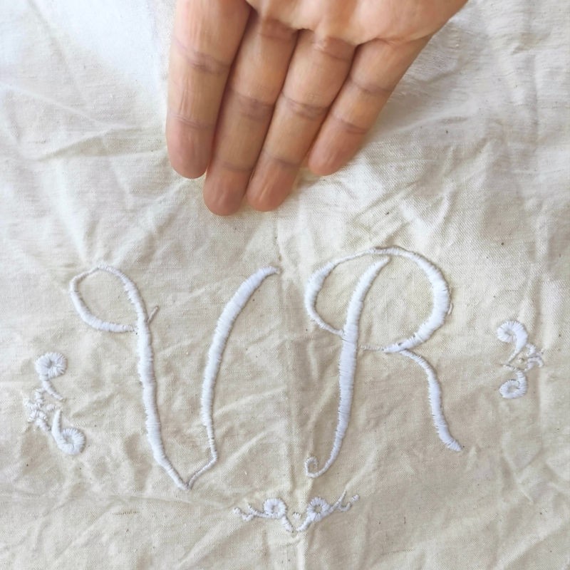 Broderie monogramme VR