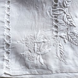 Drap blanc en lin 202 x 252 cm avec broderie TM