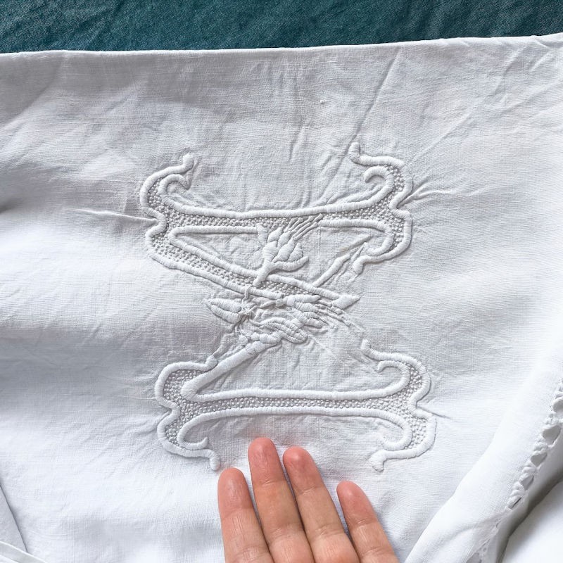 Drap blanc en lin 202 x 252 cm broderie monogramme TM