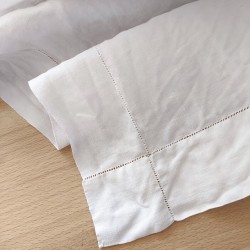 Drap blanc en lin avec broderie rouge