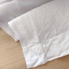 Drap blanc en lin avec broderie rouge