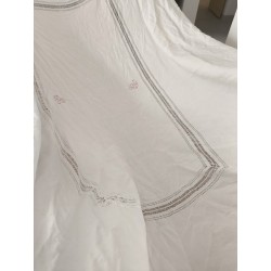 Drap blanc en lin travaillé et brodé GG