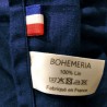 Macro d'une étiquette de drap bleu en lin Bohemeria