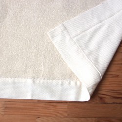 Tapis de bains en bouclettes de lin naturel couleur ivoire 60 x 75 cm