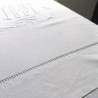 Drap plat ancien en métis de lin fin 200 cm x 308 cm blanc brodé H et M