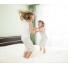 Enfants jouant sur un drap plat en pur lin ivoire