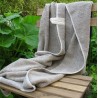 Serviette éponge en lin naturel sur une chaise